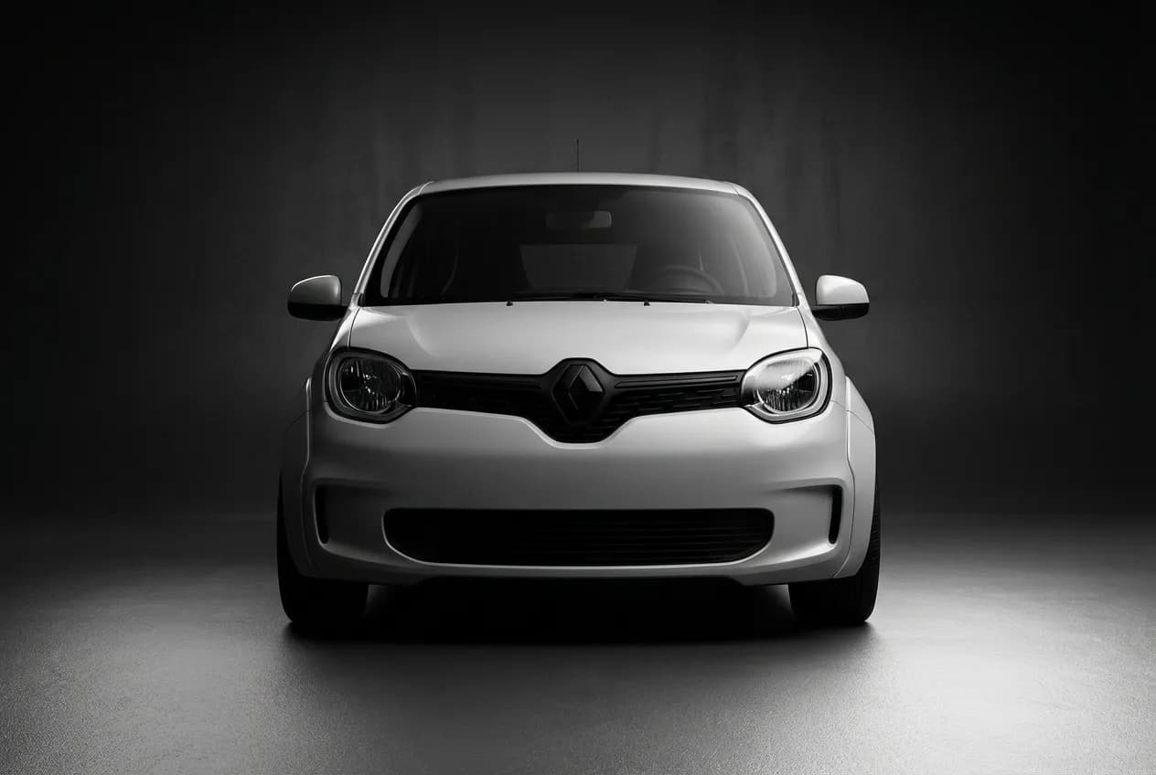 Vue frontale minimaliste et contrastée d'une Twingo 2.0