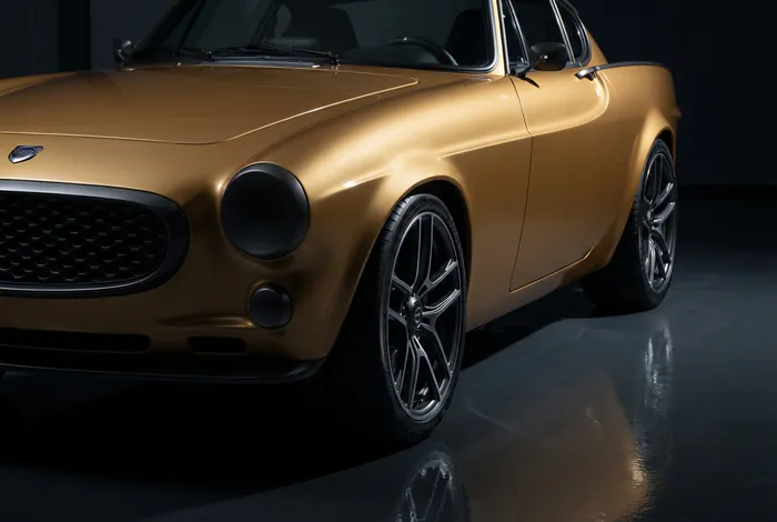 Gros plan sur la calandre et les jantes de la Volvo P1800 Cyan GT.