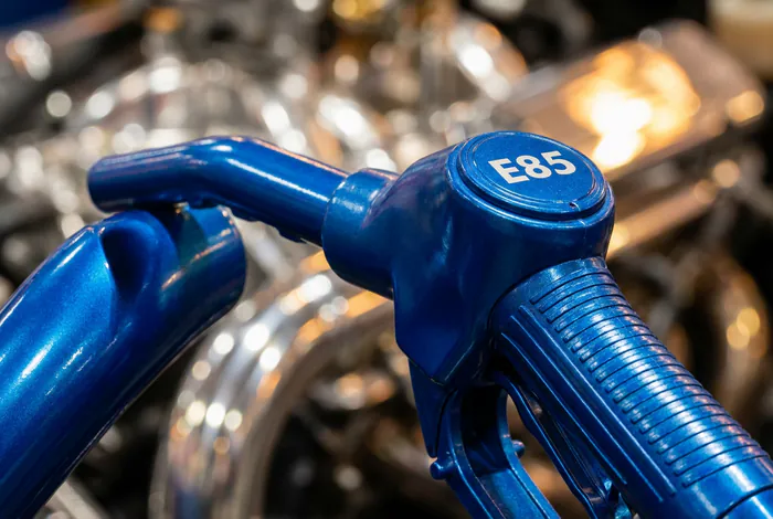 Miniature E85 et moteur de voiture.